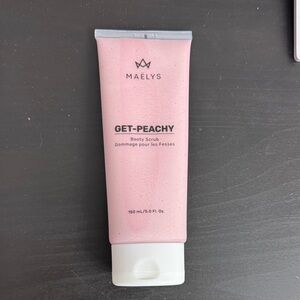 Maelys get peachy booty scrub